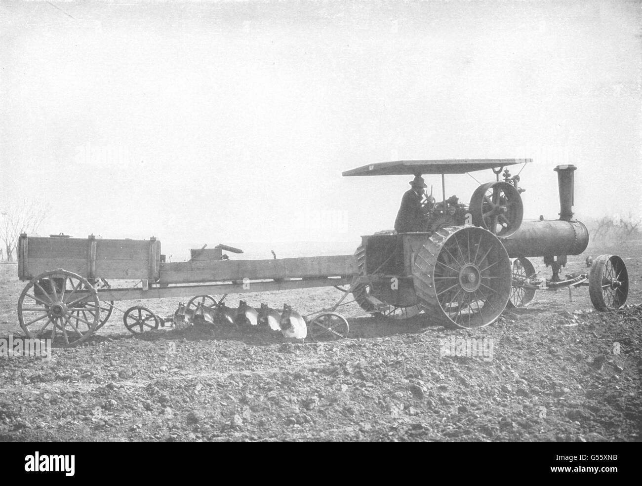 Agricoltura: aratura arando un solco di sei piedi largo con un motore di trazione, 1907 Foto Stock