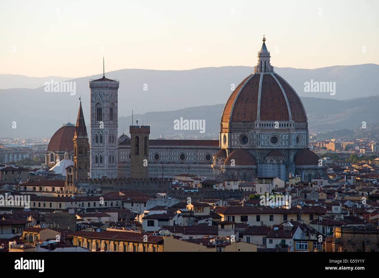 Cattedrale la Basilica di Santa Maria del Fiore baciata dal caldo sole del mattino con le montagne sullo sfondo Firenze Italia Foto Stock