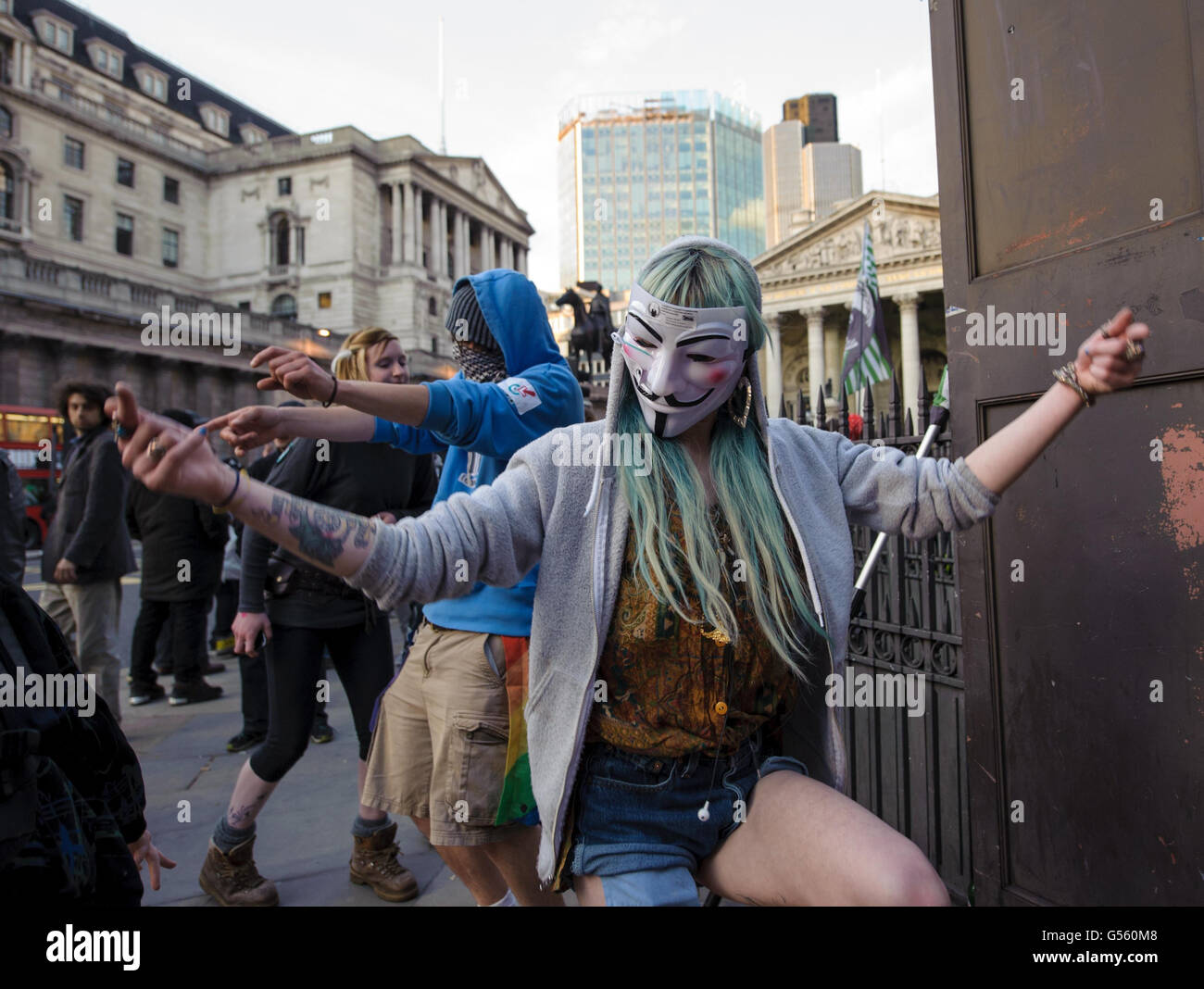 Occupare dimostranti danza vicino alla Banca d'Inghilterra, nel centro di Londra. Foto Stock
