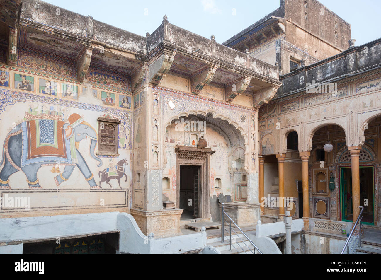 Ram Sneh Lada Haveli, Mandawa, Rajasthan, Indien. Als Haveli werden die palastartig ausgestalteten Wohnhäuser wohlhabender - mei Foto Stock
