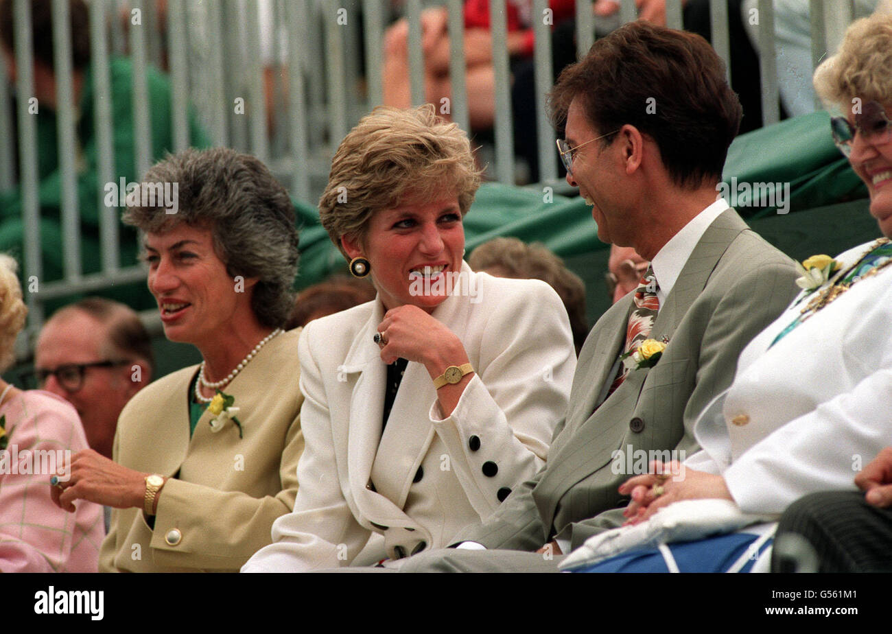 1991 Nottingham: La principessa del Galles (al centro) con Virginia Wade e la pop star Cliff Richard alla cerimonia di apertura della Federation Cup 1991. Foto Stock
