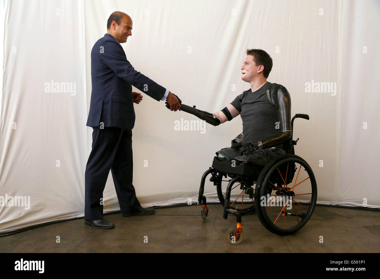 Solo uso editoriale di Alex Lewis, che ha perso le sue braccia e gambe di sindrome da shock tossico, indossa una protesi braccio sviluppato da Imperial College di Londra la meccatronica in medicina di laboratorio, che è una delle prime al mondo di arti protesici che funziona attraverso vibrazioni nella parte superiore del braccio muscoli, come egli scuote le mani con Ravi Vaidyanathan, Senior Lecturer presso ICL, durante il lancio di questo anno la London Settimana della tecnologia europa il più grande festival di tecnologia, in Shoreditch, Londra. Foto Stock Solo uso editoriale di Alex Lewis, che ha perso le sue braccia e gambe di sindrome da shock tossico, indossa una protesi braccio sviluppato da Imperial College di Londra la meccatronica in medicina di laboratorio, che è una delle prime al mondo di arti protesici che funziona attraverso vibrazioni nella parte superiore del braccio muscoli, come egli scuote le mani con Ravi Vaidyanathan, Senior Lecturer presso ICL, durante il lancio di questo anno la London Settimana della tecnologia europa il più grande festival di tecnologia, in Shoreditch, Londra. Foto Stock