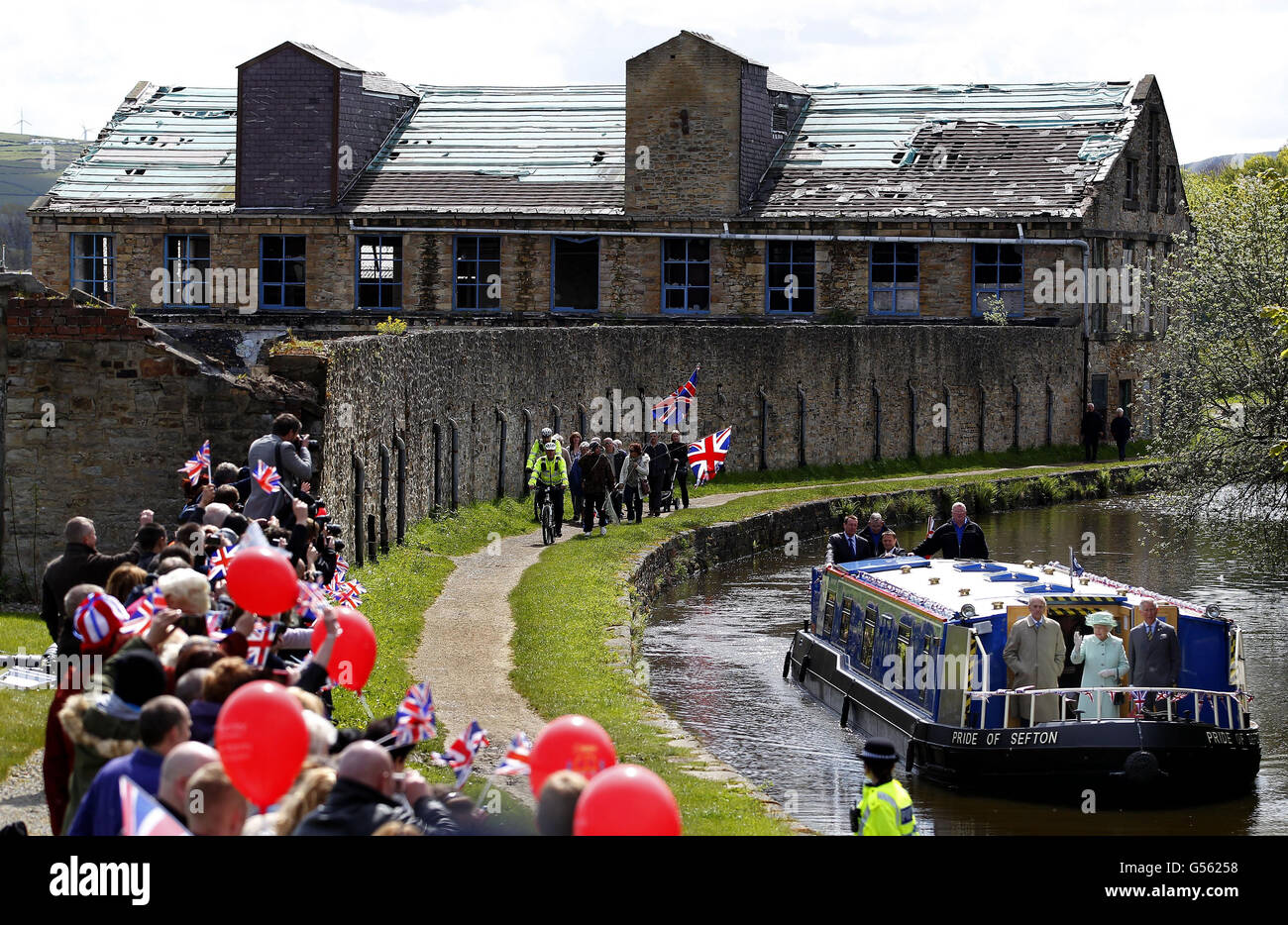 La Regina Elisabetta II, il Duca di Edimburgo e il Principe di Galles percorrono il canale di Leeds e Liverpool su una chiatta chiamata Pride di Sefton, durante un viaggio a Burnley, nel Lancashire. Foto Stock