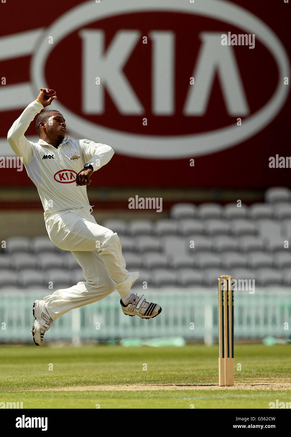Cricket - LV= Campionati della Contea - Divisione uno - Surrey v Somerset - giorno uno - il Kia Oval. Chris Jordan di Surrey nel bowling d'azione Foto Stock