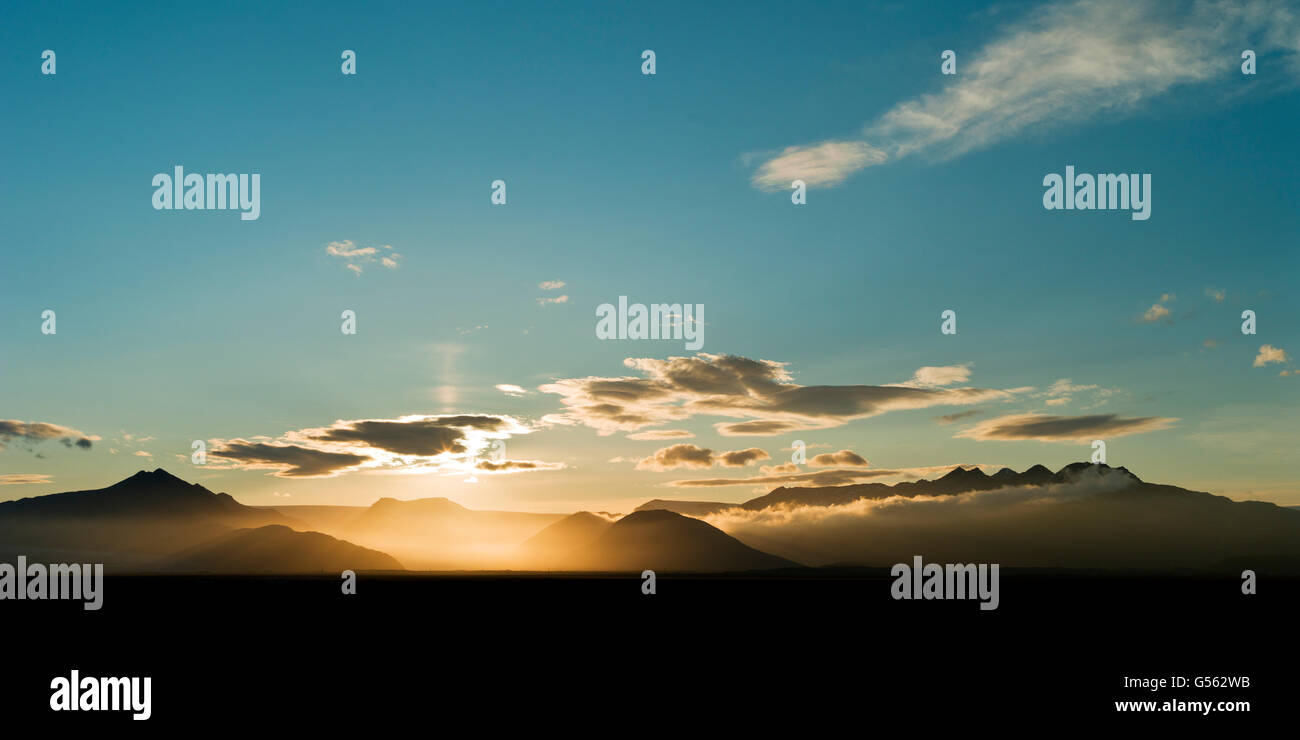 Tramonto e nuvole sopra Vatnajokull calotta di ghiaccio, Islanda Orientale Foto Stock