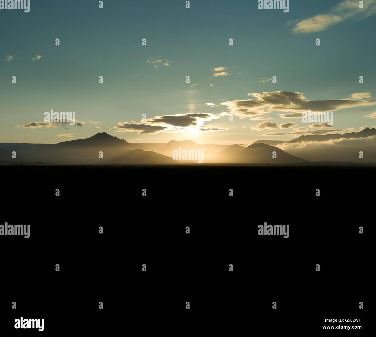 Tramonto e nuvole sopra Vatnajokull calotta di ghiaccio, Islanda Orientale Foto Stock