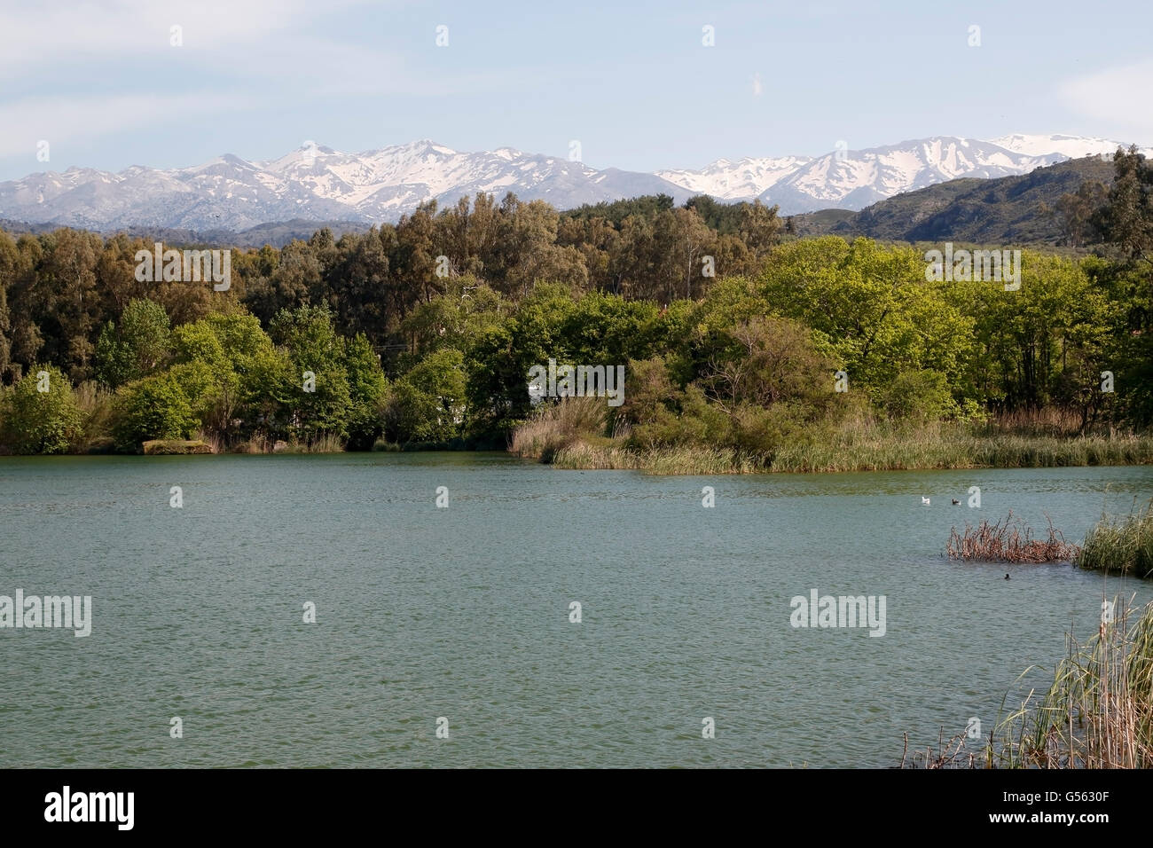 Agia serbatoio, CHANIA, CRETA, vista sul lago che mostra la neve rivestiti montagne in distanza Foto Stock