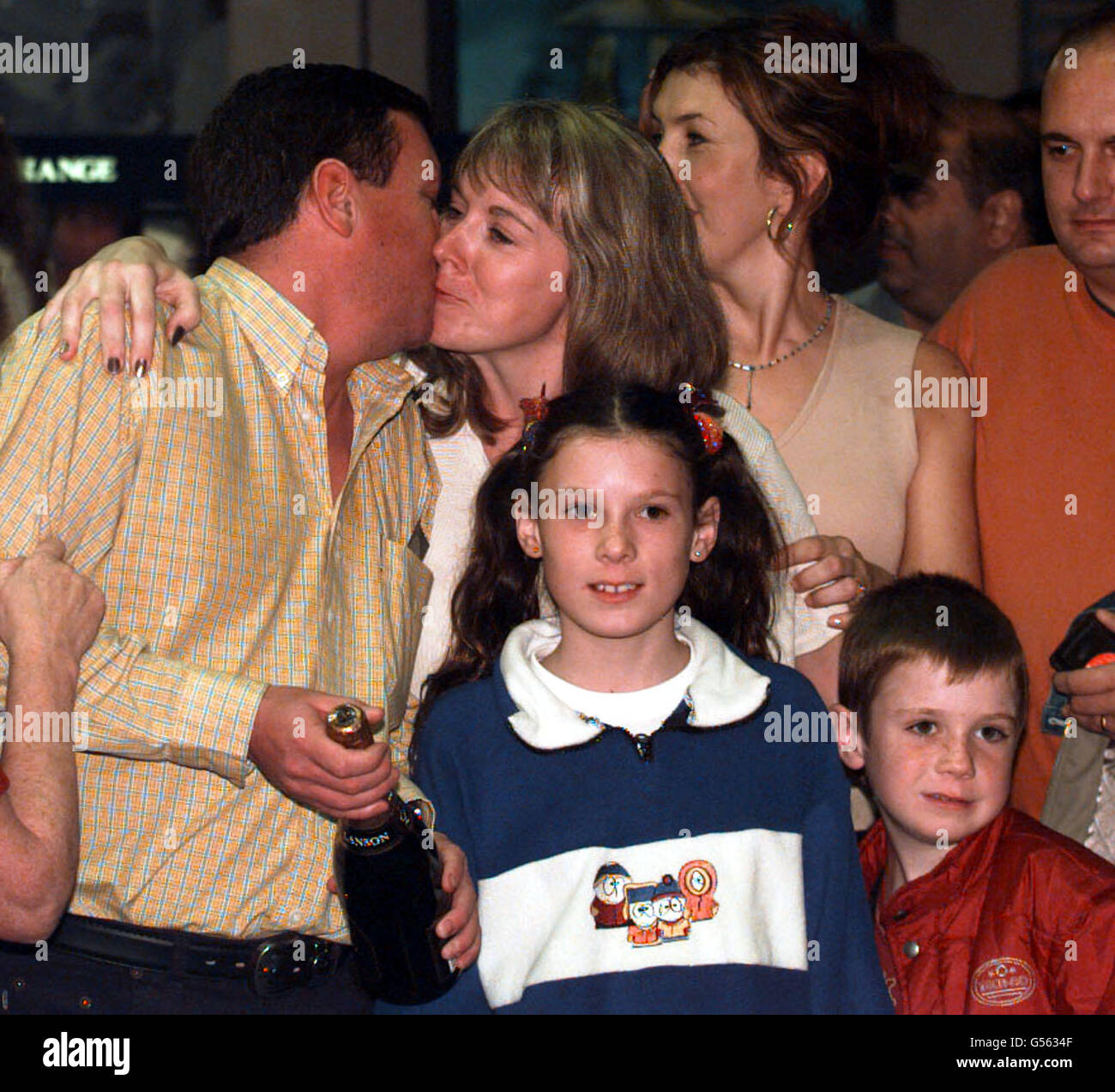 Chris Fowler, ingegnere aerospaziale britannico di Newport, nel Galles del Sud, viene accolto dalla moglie Donna mentre lui e gli altri ostaggi liberati da un aereo di linea Saudita dirottato arrivano a Heathrow, 40 ore dopo l'inizio del loro Calvario. * i passeggeri, compresi i 40 britannici, si sono scesi alla loro destinazione originale alle 8:44. Ogni passeggero sul jet Saudi Arabian Airlines, che è stato dirottato il sabato dopo aver preso da Riyadh in direzione di Londra, è stato intervistato per 10 minuti da una squadra di ufficiali. Foto Stock