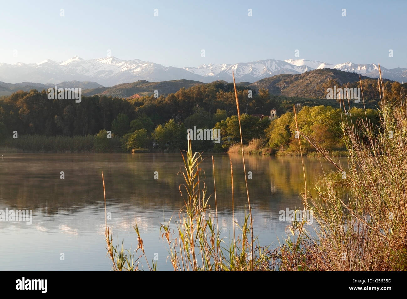 Agia serbatoio, CHANIA, CRETA, vista sul lago che mostra la neve rivestiti montagne in distanza Foto Stock