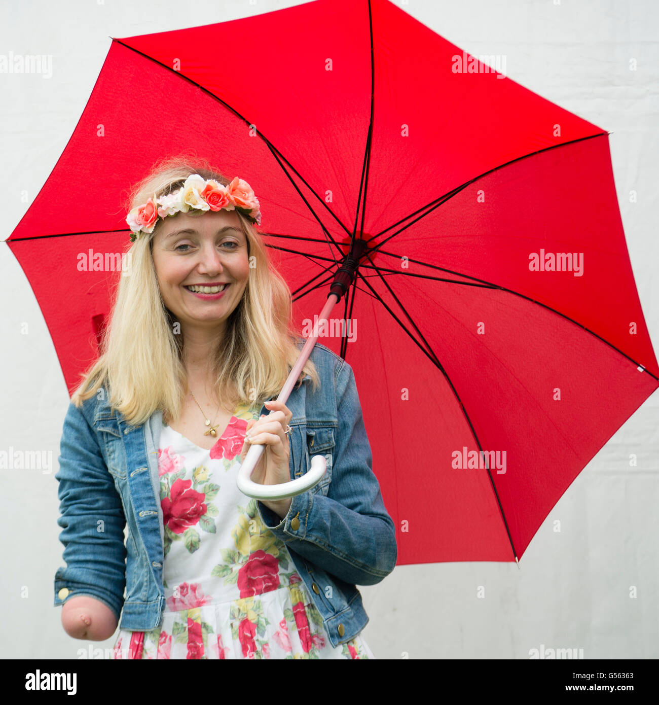 Cerrie Burnell, attrice, cantante, drammaturgo, bambini, autore e presentatore televisivo. La Hay Festival della letteratura e delle arti, Hay on Wye, Powys, Wales UK, 01 giugno 2016 Foto Stock