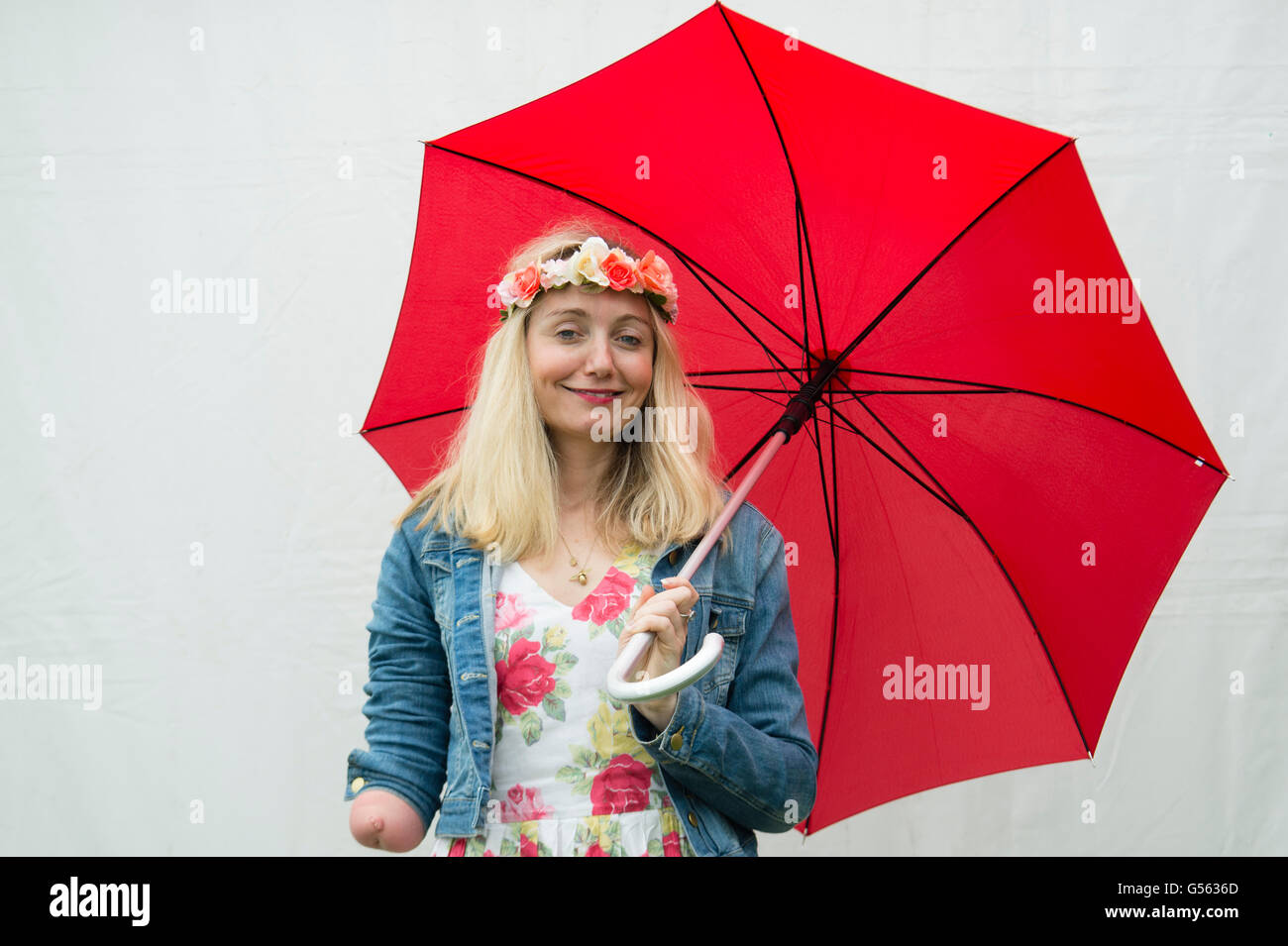 Cerrie Burnell, attrice, cantante, drammaturgo, bambini, autore e presentatore televisivo. La Hay Festival della letteratura e delle arti, Hay on Wye, Powys, Wales UK, 01 giugno 2016 Foto Stock