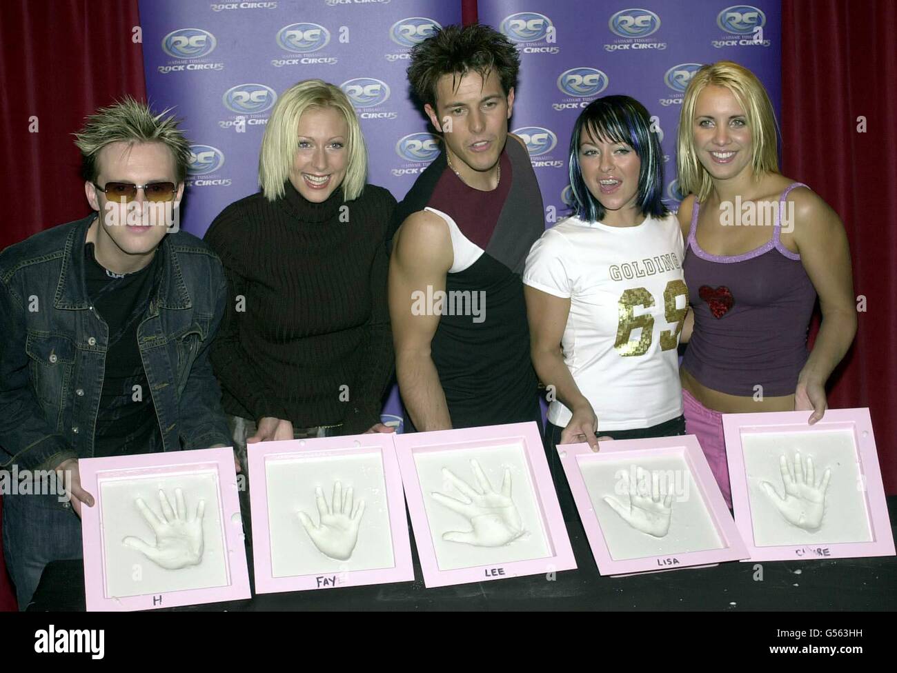 Il gruppo pop 'Steps' fa una grande impressione al circo rock di Piccadilly, dove stavano facendo calchi di gesso delle loro mani per la mostra di cere. * il gruppo (da sinistra a destra) 'H', Fay, Lee, Lisa e Claire erano all'attrazione di Madame Tussauds per lasciare il loro segno. Foto Stock