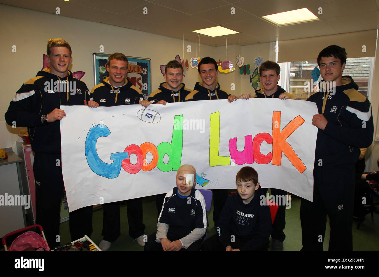 Scozia Under 20 giocatori (da sinistra a destra) Adam Sinclair, Mitch Eadie, Fergus Scott, Jamie Farndale, Matt Torrance e Harry Leonard con Front Row (da sinistra a destra) Noah Duncan (9) da Rosyth e James Jack (12) da Kirkcaldy durante la fotocellula a Murrayfield, Edimburgo. Foto Stock