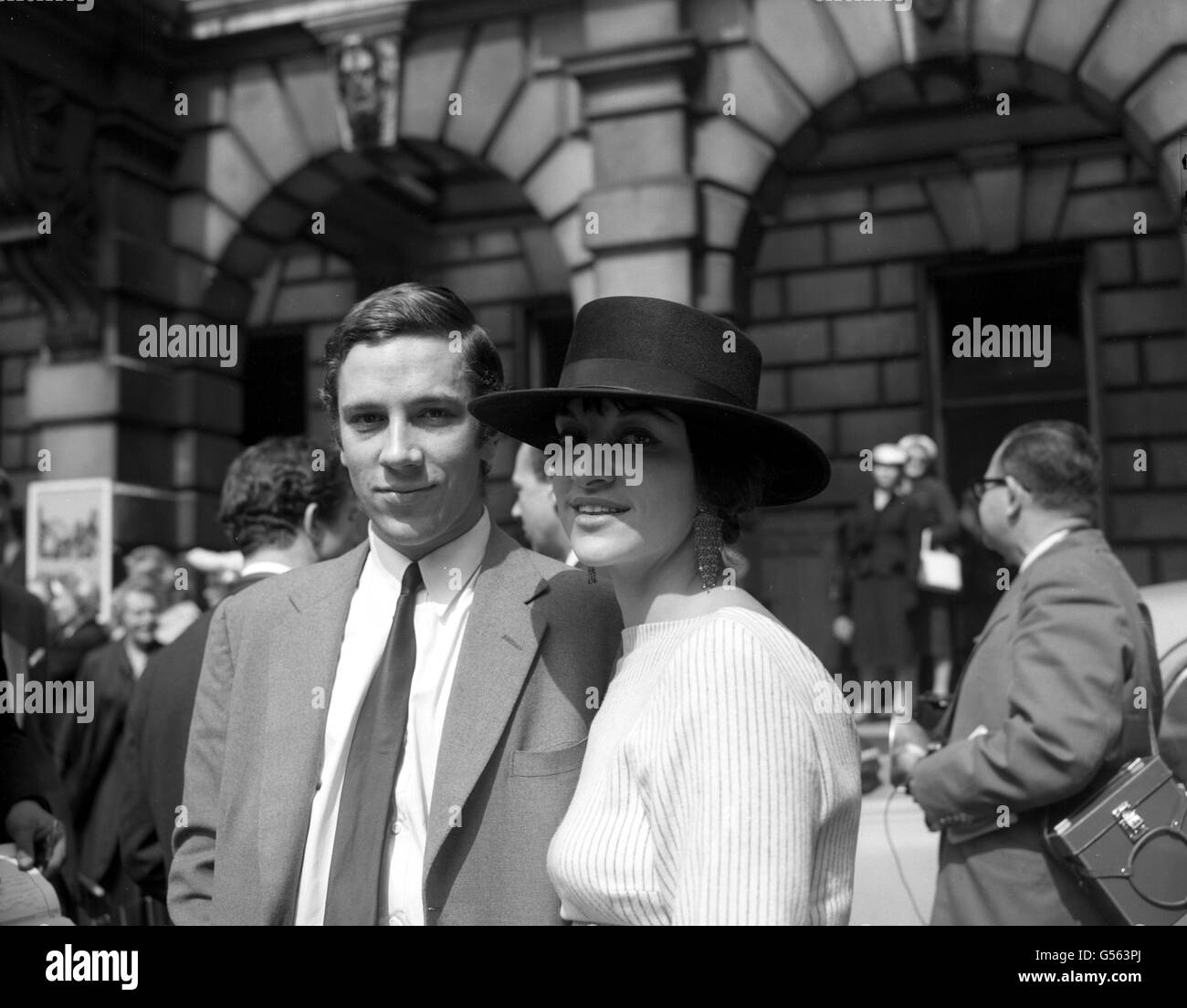 L'artista , Donald Cammell , che ha un dipinto nella Mostra estiva della Royal Academy , e la star greca di caberet , Maria Andipa sono visti arrivare a partecipare alla vista privata della mostra . Foto Stock