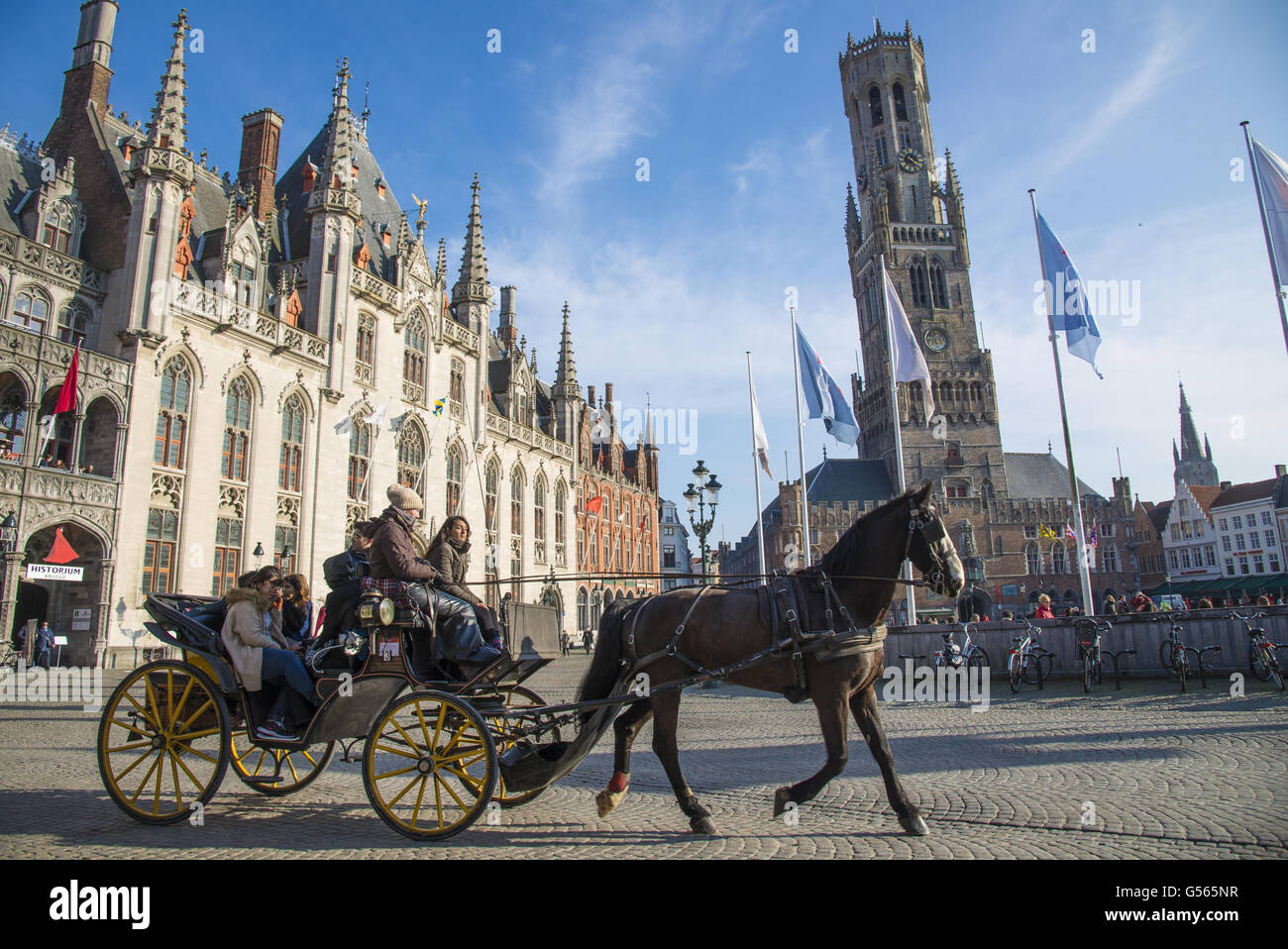 Carrozza a cavalli e palazzi medioevali, Provinciaal Hof e Belfort van Brugge, Markt, Bruges, Fiandre Occidentali, Regione fiamminga, Belgio, Marzo Foto Stock