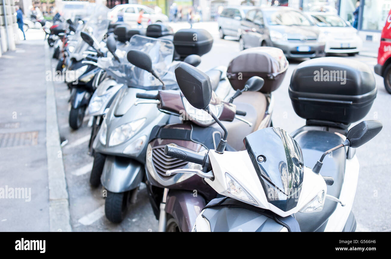 Trieste, Italia - 22 Aprile 2016 : moto, moto scooter parcheggiati in fila nella strada della citta'. Foto Stock