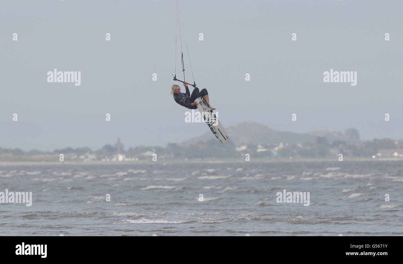 Un kite surfer prende le onde su Dublins Dollymount Strand a Dublino, mentre le temperature aumentano in tutto il paese. PREMERE ASSOCIAZIONE foto. Data immagine: Martedì 22 maggio 2012. Il credito fotografico deve essere: Niall Carson/PA Wire Foto Stock