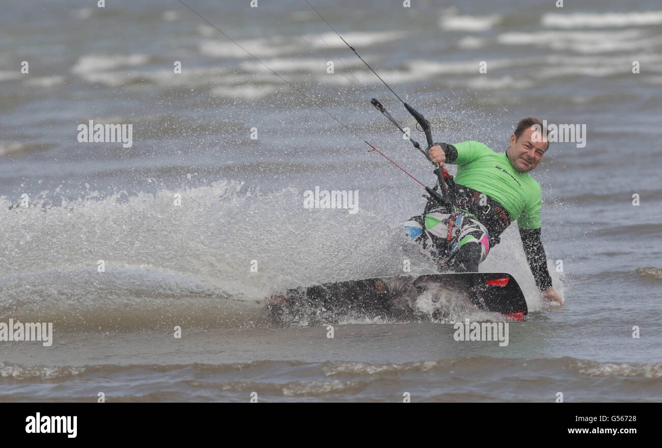 Un kite surfer prende le onde su Dublins Dollymount Strand a Dublino, mentre le temperature aumentano in tutto il paese. PREMERE ASSOCIAZIONE foto. Data immagine: Martedì 22 maggio 2012. Il credito fotografico deve essere: Niall Carson/PA Wire Foto Stock