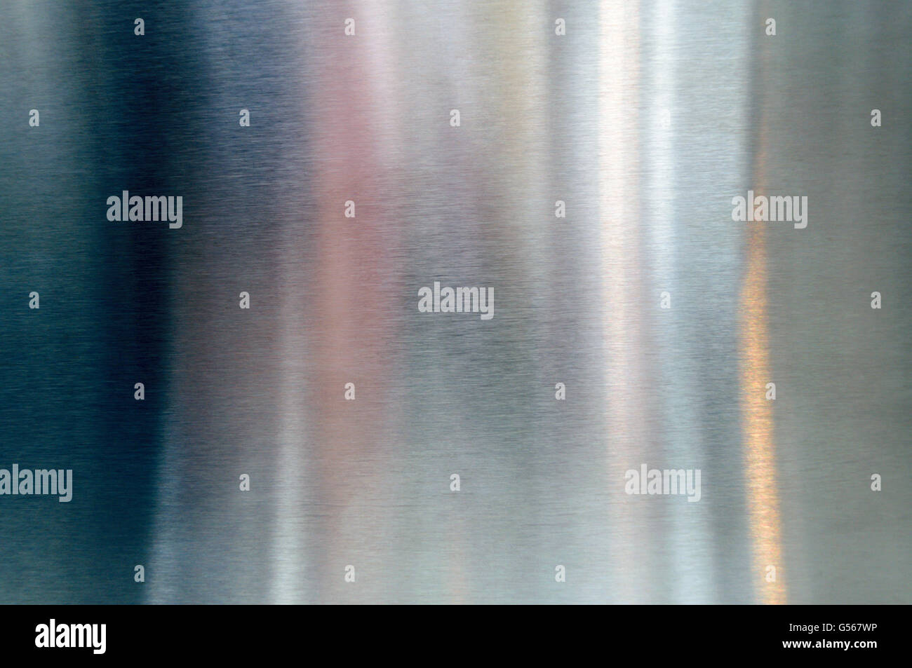 Lucidato bombata acciaio lucido superficie metallica con riflessi multicolori e antiriflesso Foto Stock