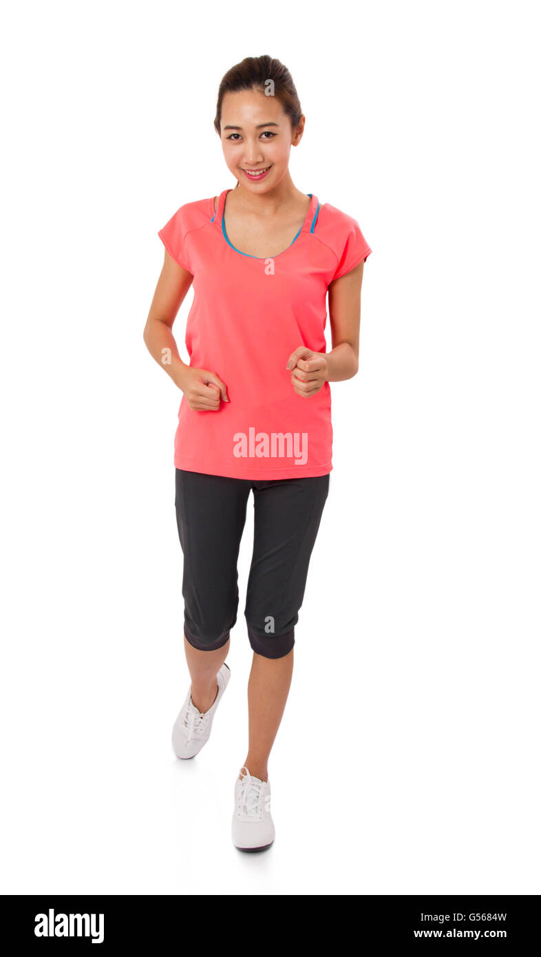 Sport ragazza isolato su sfondo bianco. Esecuzione di fitness sport donna jogging sorridendo felice. Foto Stock