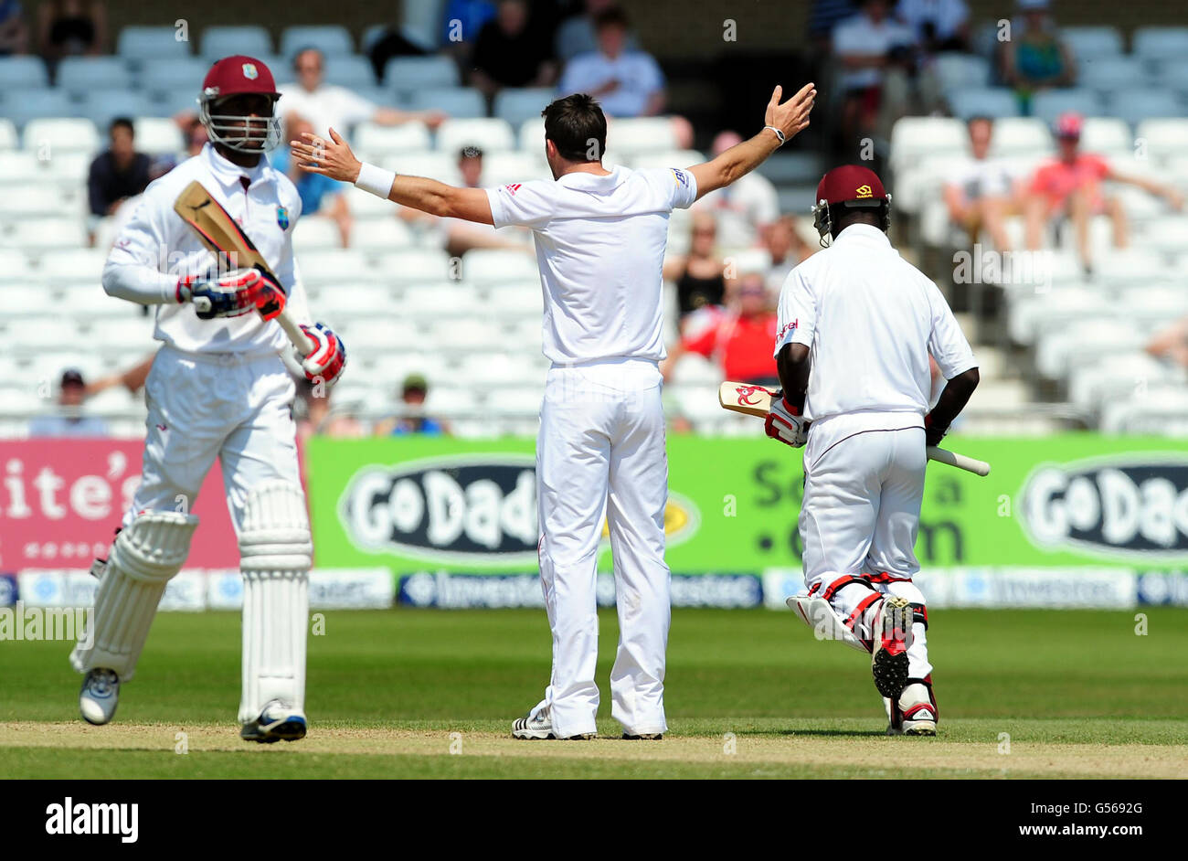 Cricket - 2012 Investec Test Series - seconda prova - Inghilterra / West Indies - Day Four - Trent Bridge. James Anderson in Inghilterra ha lanciato un appello per le West Indies Kemar Roach LBW durante il secondo test match al Trent Bridge di Nottingham. Foto Stock