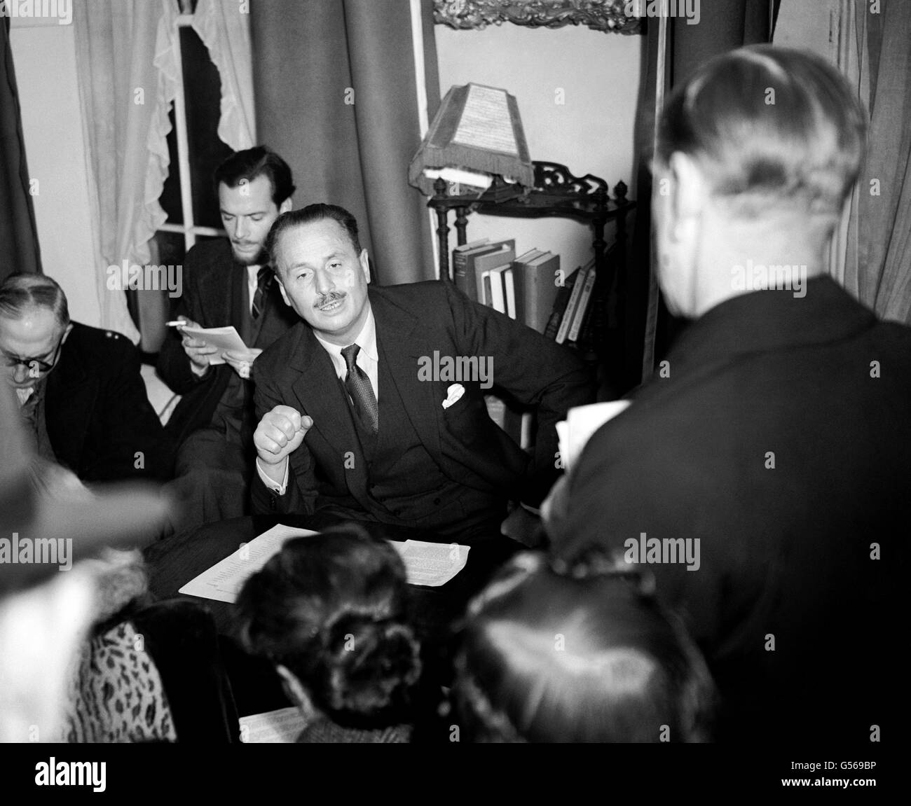 Sir Oswald Mosley, leader dell'Unione britannica dei fascisti, in una conferenza stampa a Londra, dove ha annunciato i suoi piani per la formazione di un nuovo "movimento dell'Unione”. Foto Stock