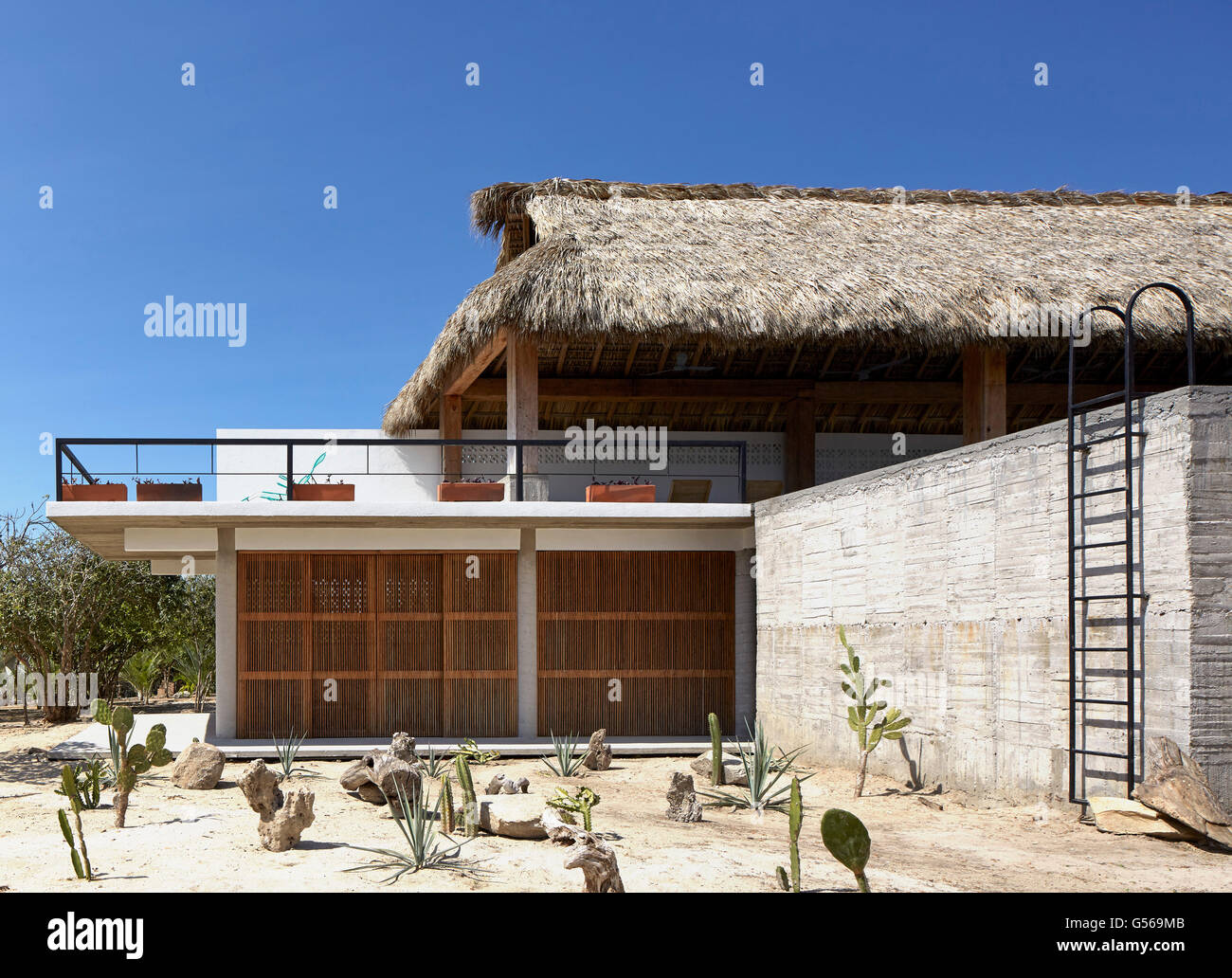 Nel complesso vista esterna dal lato. Casa Cal, Puerto Escondido, Messico. Architetto: BAAQ, 2015. Foto Stock