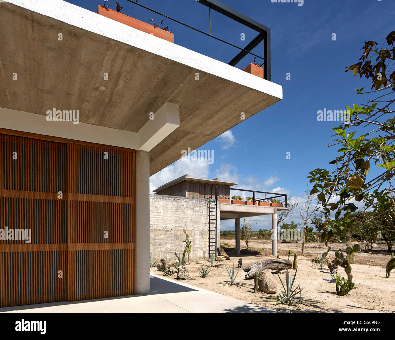 Vista esterna dal lato rivolto verso la piscina. Casa Cal, Puerto Escondido, Messico. Architetto: BAAQ, 2015. Foto Stock