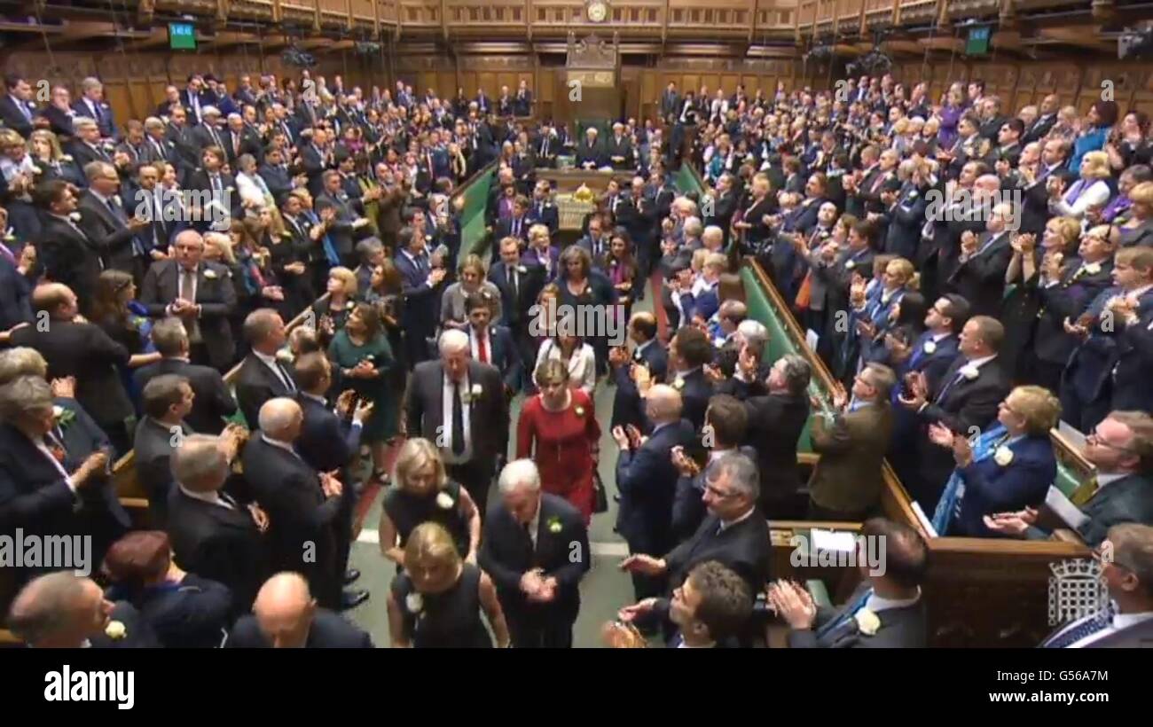 MPs applaudire alla Camera dei Comuni di Londra, dopo aver reso omaggio al lavoro MP Jo Cox. Foto Stock