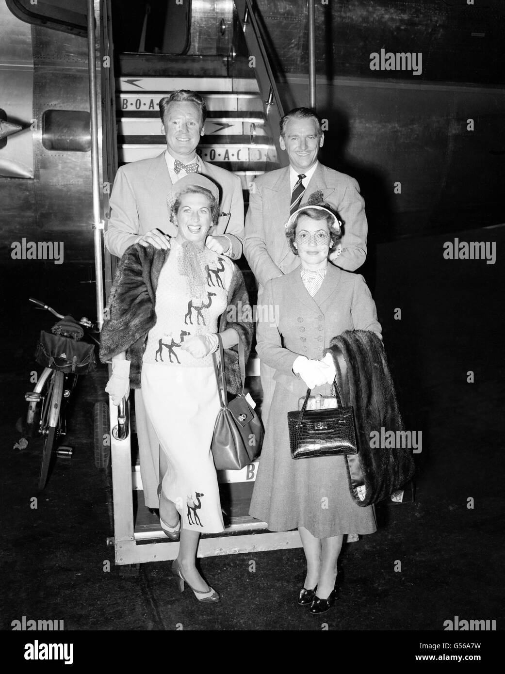 Gli attori del cinema Van Johnson, a sinistra, e Douglas Fairbanks e le loro mogli all'aeroporto di Heathrow mentre stavano per partire in un Boac Stratocruiser per New York. Foto Stock