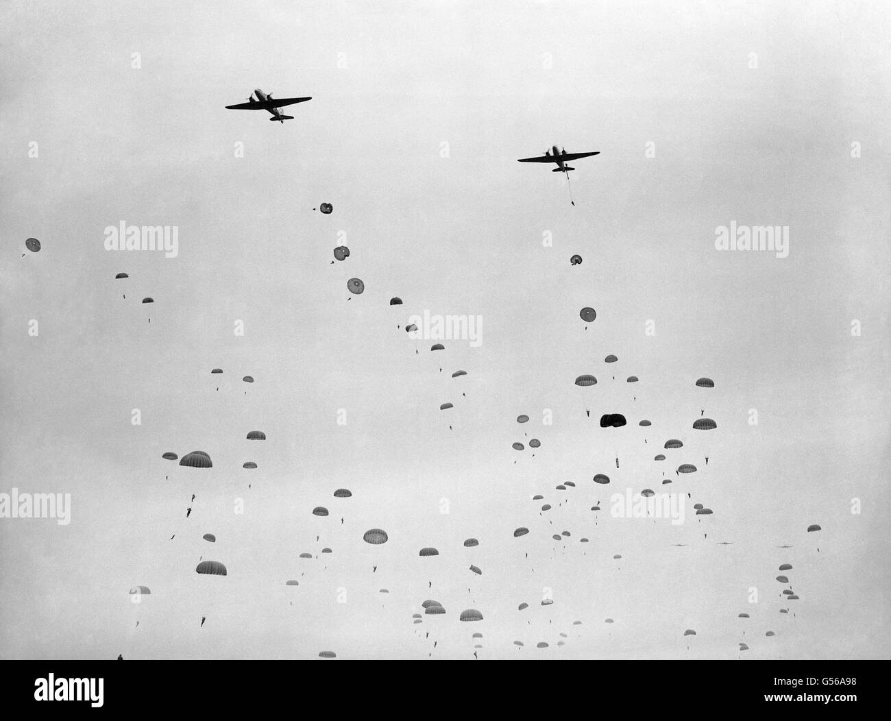 Il cielo è pieno di uomini cadenti e forniture durante la caduta aerea - parte dell'esercizio 'Longstop' a Netheravon, Wiltshire. Foto Stock