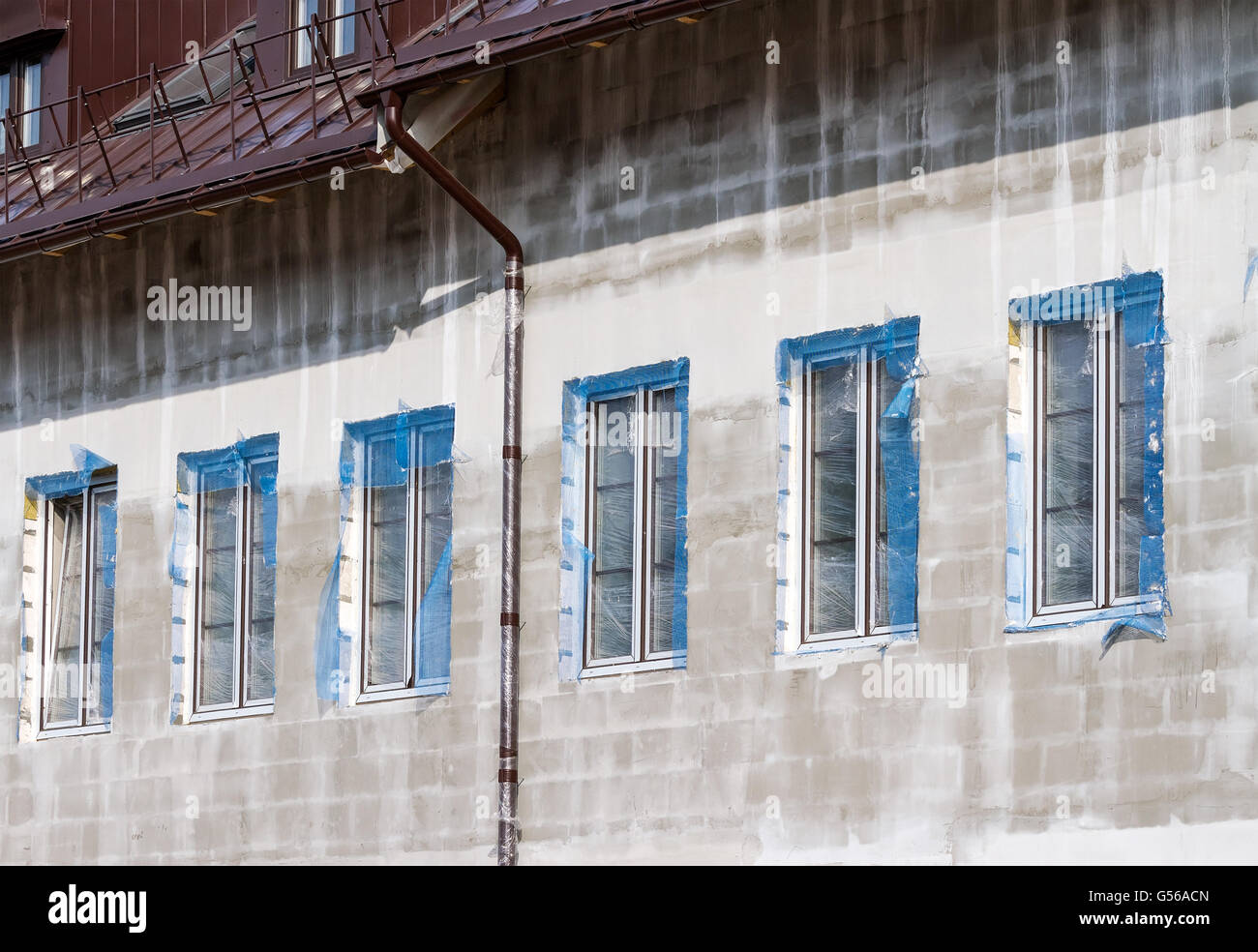 Intonaco grigio di una superficie di una parete di edificio in fase di ristrutturazione Foto Stock