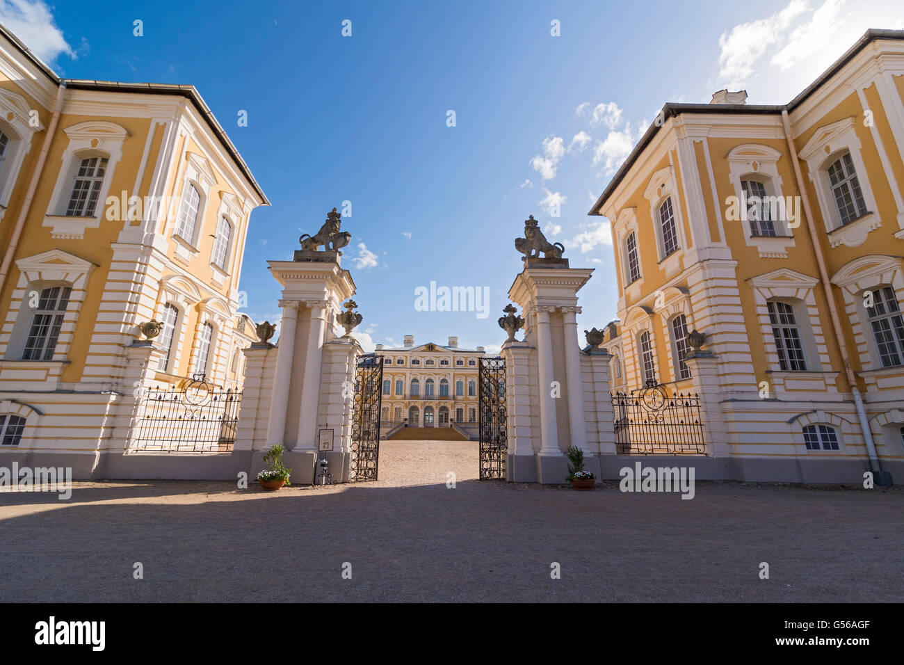Ingresso principale di Rundale Palace - stile barocco palazzo costruito per i Duchi di Courland. È una delle principali attrazioni turistiche destinati Foto Stock