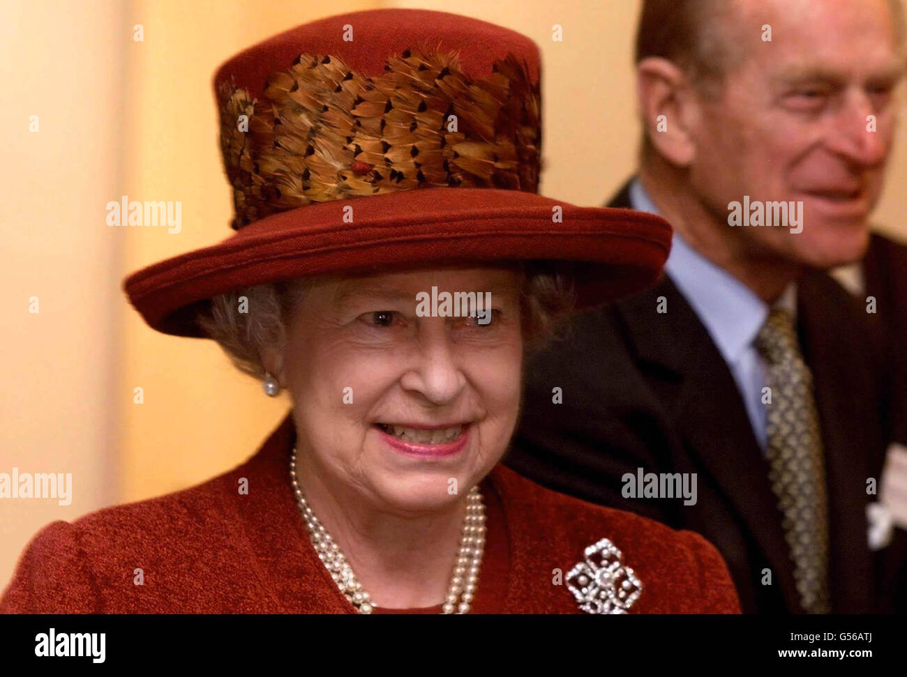 La Regina Elisabetta II, che indossa un cappello adornato da piume fagiani,  è accompagnata dal marito il Duca di Edimburgo, durante la sua visita alla  nuova Facoltà di Divinità, all'Università di Cambridge. *