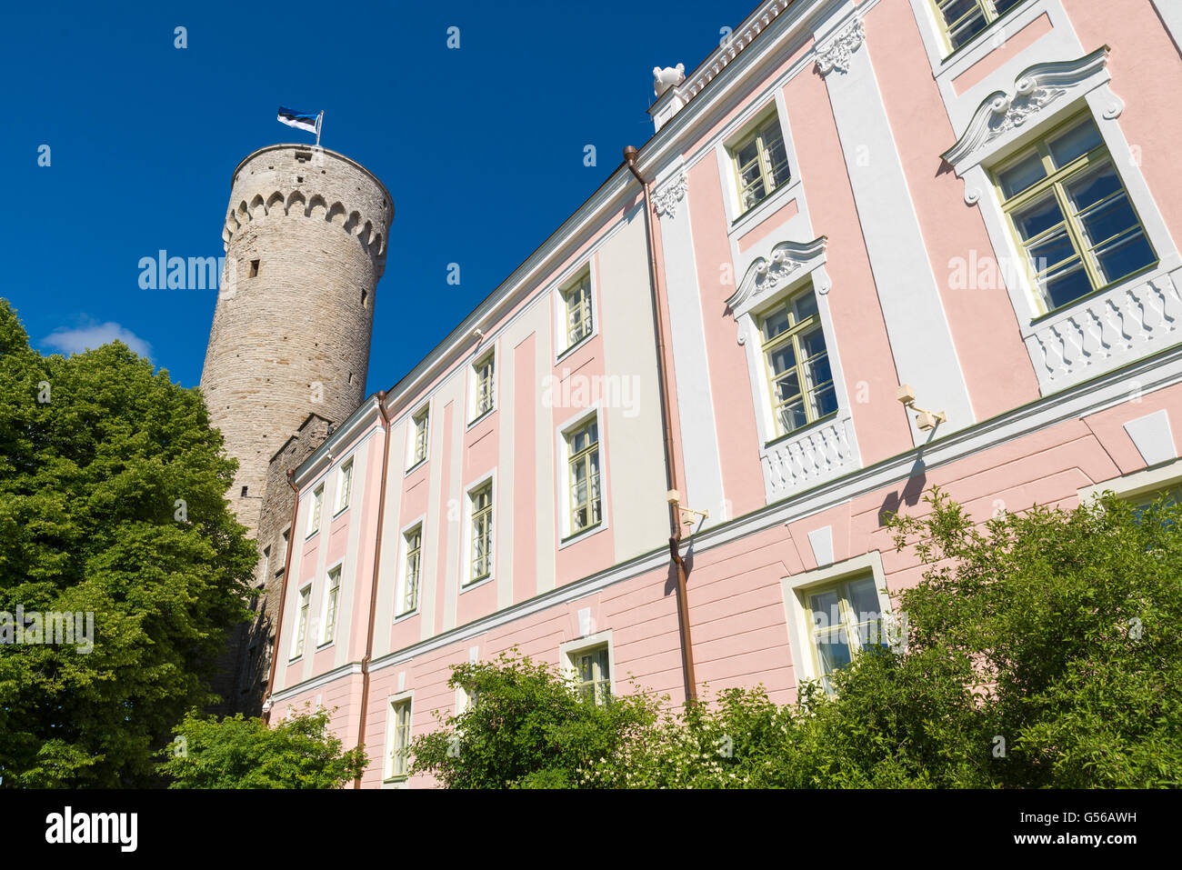 Tall Hermann la torre e il palazzo del Parlamento. Toompea, governatori giardino, Tallinn, Estonia Foto Stock
