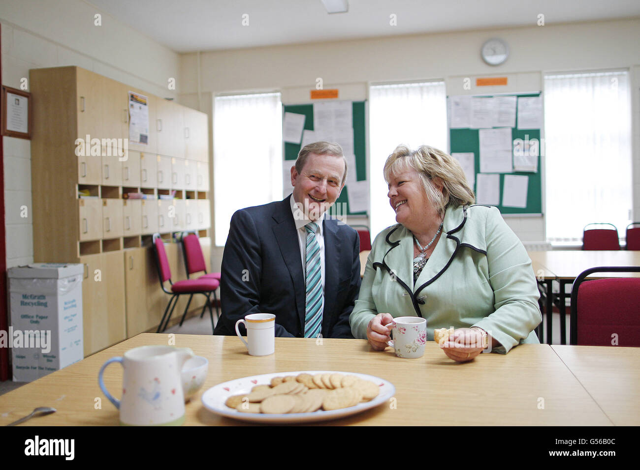 Taoiseach Enda Kenny e sua moglie Fionnuala si godono una tazza di tè nella sala del personale dopo aver votato alla St. Patrick's De la Salle Boys National School, Castlebar, Co. Mayo nel referendum del trattato fiscale europeo. Foto Stock