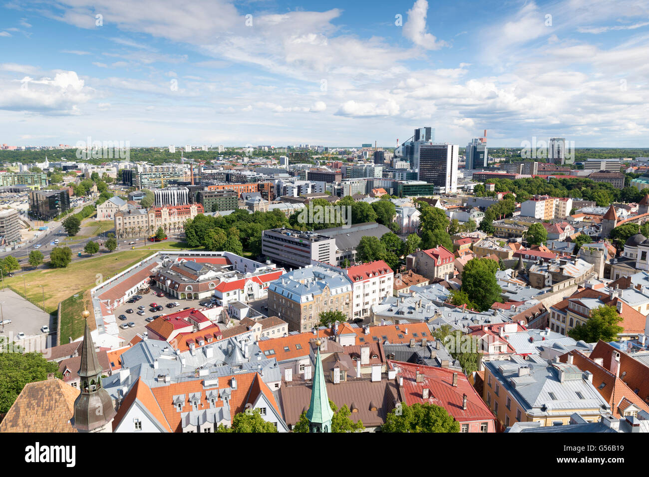 Vista panoramica della città di Tallinn dalla torre della chiesa di San Olav Foto Stock