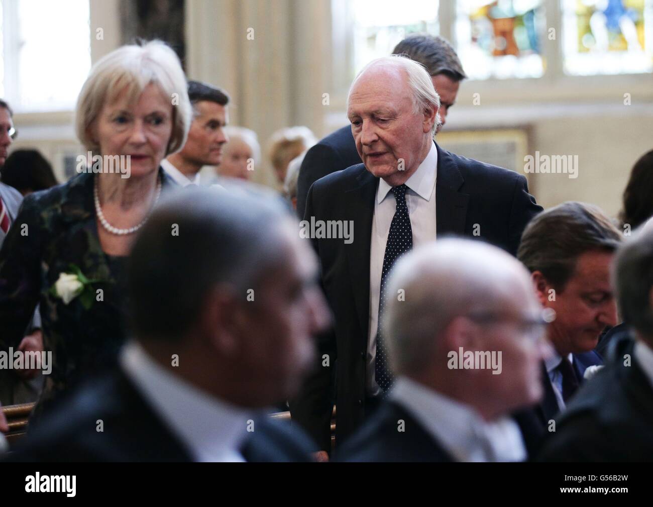 Neil e Glenys Kinnock per partecipare ad un servizio di preghiera e di ricordo per commemorare Jo Cox MP nella chiesa di St Margaret, Londra. Foto Stock