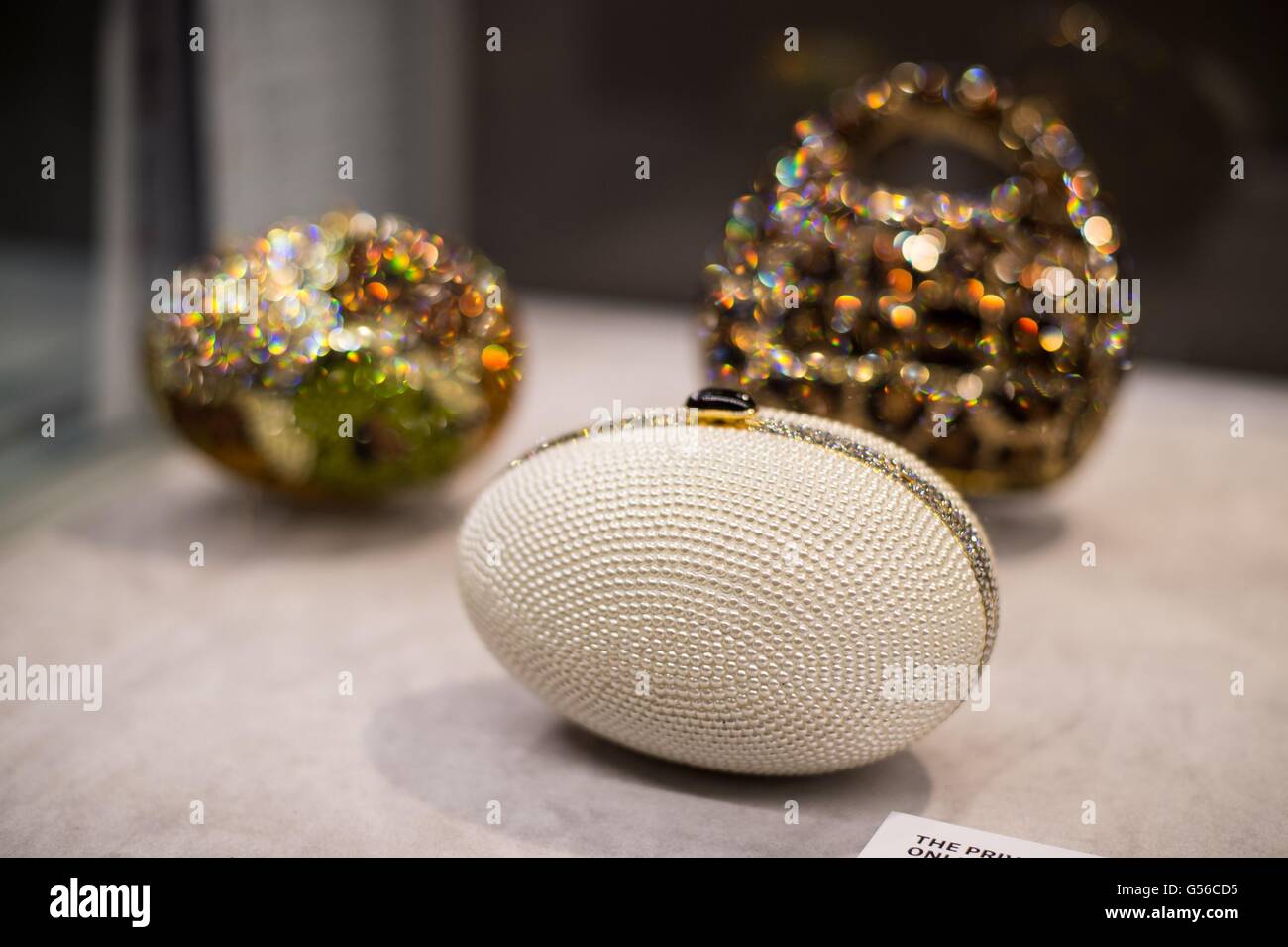 New York, NY, STATI UNITI D'AMERICA. 19 giugno 2016. Un JUDITH LEIBER CHALK CRYSTAL UOVO FRIZIONE Borsa serale tardo 20esimo secolo d'oro hardware, con interni in pelle dorata con oro rimovibile tracolla, inscritta "Judith Leiber' all'interno; insieme con un marrone, verde e oro uovo di cristallo frizione Borsa serale inscritto 'Y & S' all'interno e un leopard-pattern serata di cristallo all'interno del sacchetto per la raccolta di Joan Rivers Premere Anteprima, casa d'aste Christie's, New York, NY Giugno 19, 2016. Credito: Steven Ferdman/Everett raccolta/Alamy Live News Foto Stock