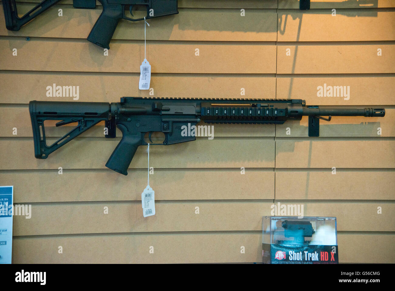 Chantilly, VA, Giugno 19, 2016 USA--una Sig Sauer Defender semi di arma automatica è simlliar alla pistola utilizzata nel recente Orlando, Florida di ripresa. Patsy Lynch/Alamy Foto Stock