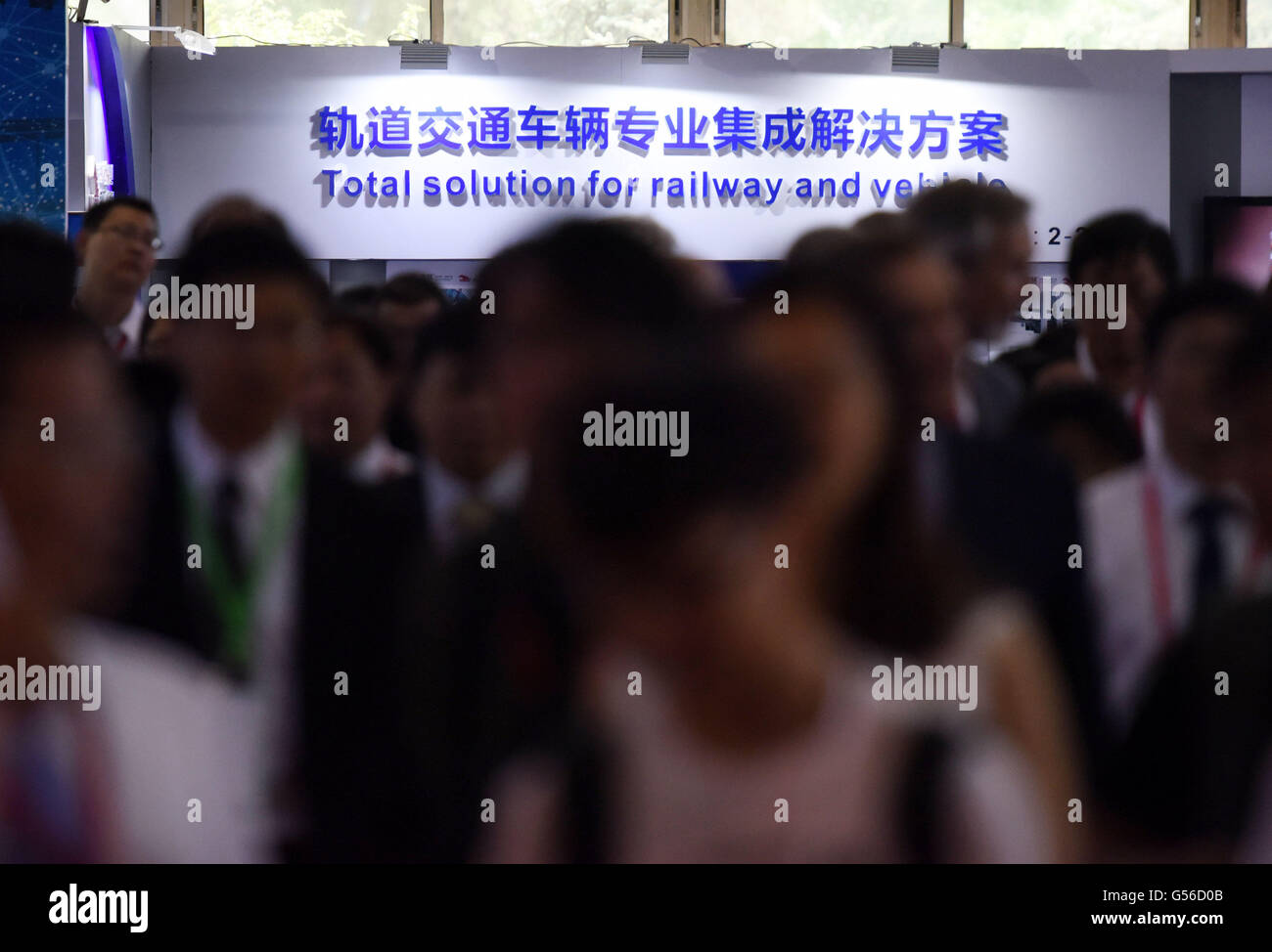 Pechino, Cina. Xx Giugno, 2016. Visitatori partecipare la mostra 'Moderne ferrovie 2016' a Pechino, capitale della Cina, 20 giugno 2016. La tre giorni di mostra ha dato dei calci a fuori qui lunedì. Credito: Chen Yehua/Xinhua/Alamy Live News Foto Stock