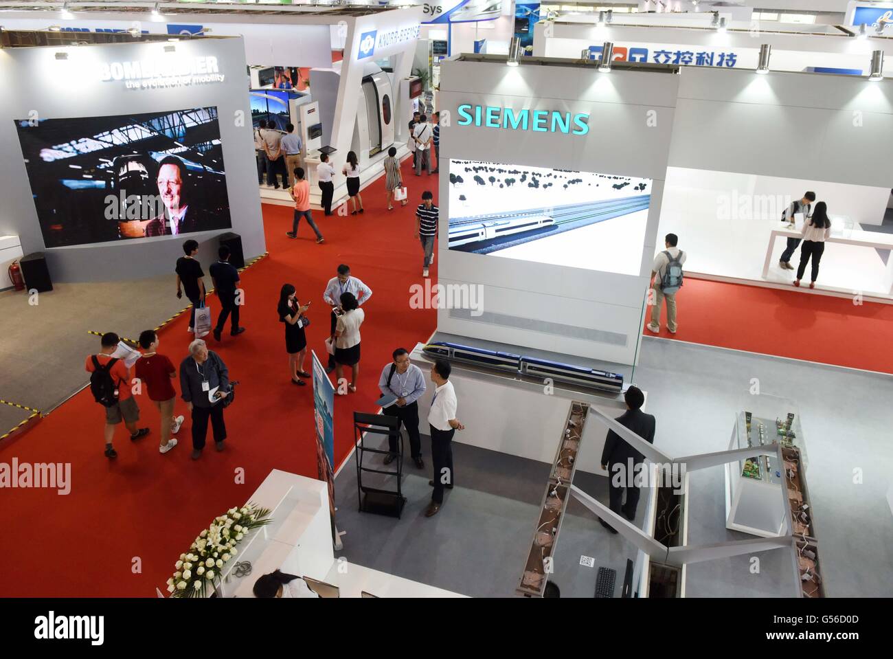 Pechino, Cina. Xx Giugno, 2016. Visitatori partecipare la mostra 'Moderne ferrovie 2016' a Pechino, capitale della Cina, 20 giugno 2016. La tre giorni di mostra ha dato dei calci a fuori qui lunedì. Credito: Chen Yehua/Xinhua/Alamy Live News Foto Stock