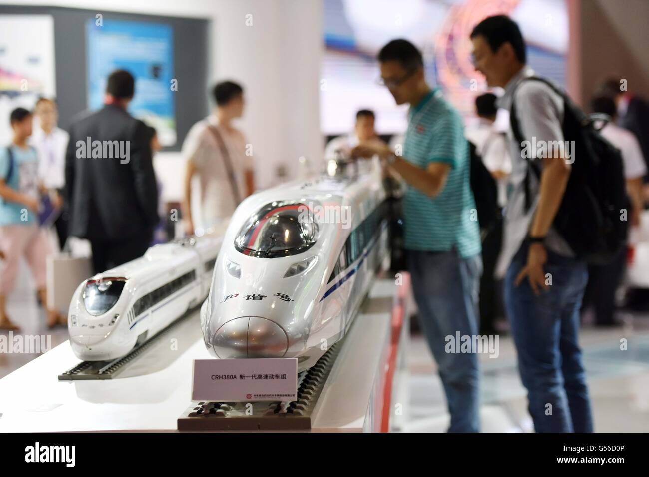 Pechino, Cina. Xx Giugno, 2016. Visitatore visualizza modelli del treno ad alta velocità presso la fiera 'Moderne ferrovie 2016' a Pechino, capitale della Cina, 20 giugno 2016. La tre giorni di mostra ha dato dei calci a fuori qui lunedì. Credito: Chen Yehua/Xinhua/Alamy Live News Foto Stock