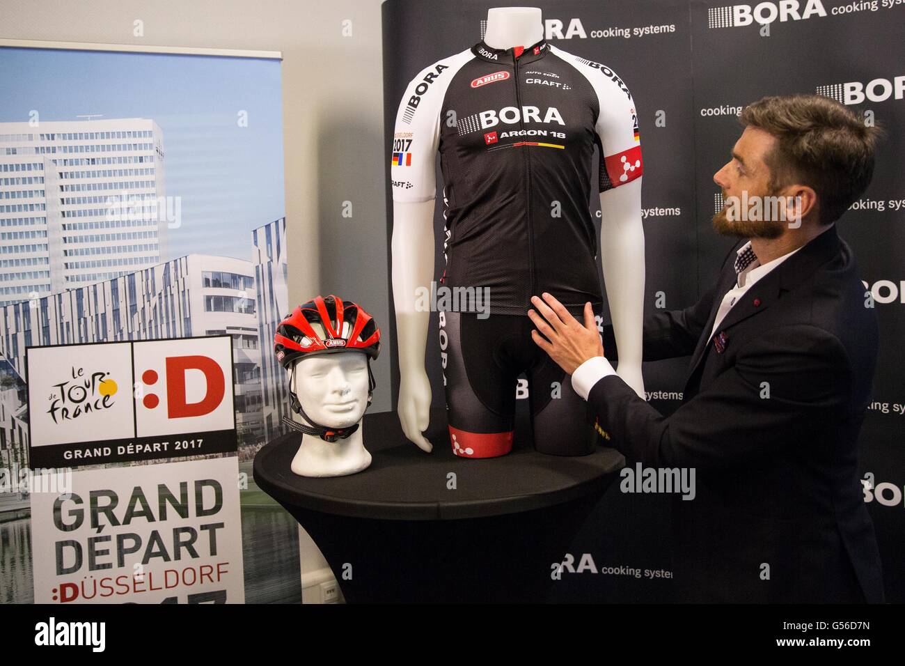 Duesseldorf, Germania. Xx Giugno, 2016. Wolfgang Lagler, Marketing Manager di Craft Sportswear presenta il team jersey in corrispondenza di una pressa introduttiva evento per la Bora - Argon 18 team per il Tour de France a Duesseldorf in Germania, 20 giugno 2016. In questo anno il Tour de France in funzione dal 2 luglio al 24 quelli di seconda divisione prenderà parte grazie a un carattere jolly. La prima tappa del Tour 2017 avrà luogo a Dusseldorf foto: MAJA HITIJ/dpa/Alamy Live News Foto Stock