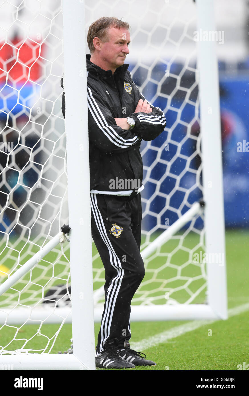 Parigi, Francia. Xx Giugno, 2016. In Irlanda del Nord la coach Michael O'Neill orologi la sua squadra durante una sessione di formazione dell'Irlanda del Nord nazionale di calcio presso il Parc des Princes a Parigi, Francia, 20 giugno 2016. La Germania dovrà affrontare l'Irlanda del Nord nella UEFA EURO 2016 gruppo C turno preliminare corrispondono a Parigi il 21 giugno 2016. Foto: Arne Dedert/dpa/Alamy Live News Foto Stock