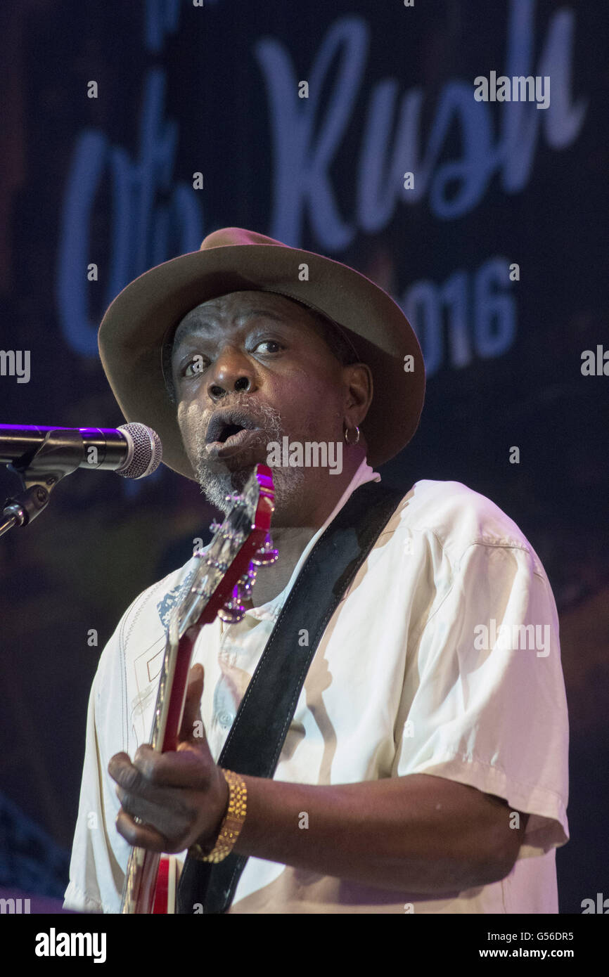 Chicago, IL, Stati Uniti d'America. 12 Giugno, 2016. La trentatreesima annuale blu di Chicago del Festival da giugno 10-12 aveva un stellar line-up di quest'anno. Il Festival ha dato omaggio al leggendario chitarrista blues Otis Rush. Domenica sera, Otis Rush è apparso sul palco insieme con il sindaco di Chicago Rahm Emanuel che ha dichiarato il 12 giugno come Otis Rush giorno in Chicago. Il festival ha avuto il suo culmine con la musica suonata da Otis's amici e altri importanti artisti che hanno influenzato la sua carriera. Nella foto: Lurrie Bell © Karen I. Hirsch/ZUMA filo/Alamy Live News Foto Stock