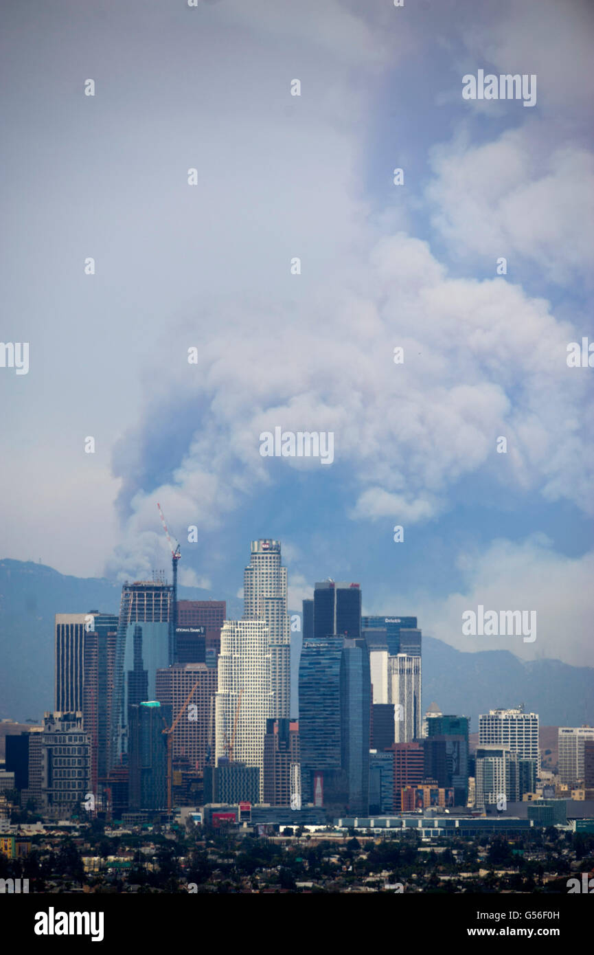 Los Angeles, Stati Uniti d'America. Xx Giugno, 2016. Foto scattata a giugno 20, 2016 mostra il fumo di incendi in Angeles National Forest dietro il Los Angeles skyline di Los Angeles, Stati Uniti. Due veloci fuochi di spazzola di tore attraverso la vegetazione su lunedì in Angeles nazionale per le foreste e le colline sopra Duarte e Azusa a Los Angeles, dove viene effettuata la combustione di più di 2.000 acri entro tre ore nel mezzo di formazione di vesciche onda di calore. Credito: Yang Lei/Xinhua/Alamy Live News Foto Stock