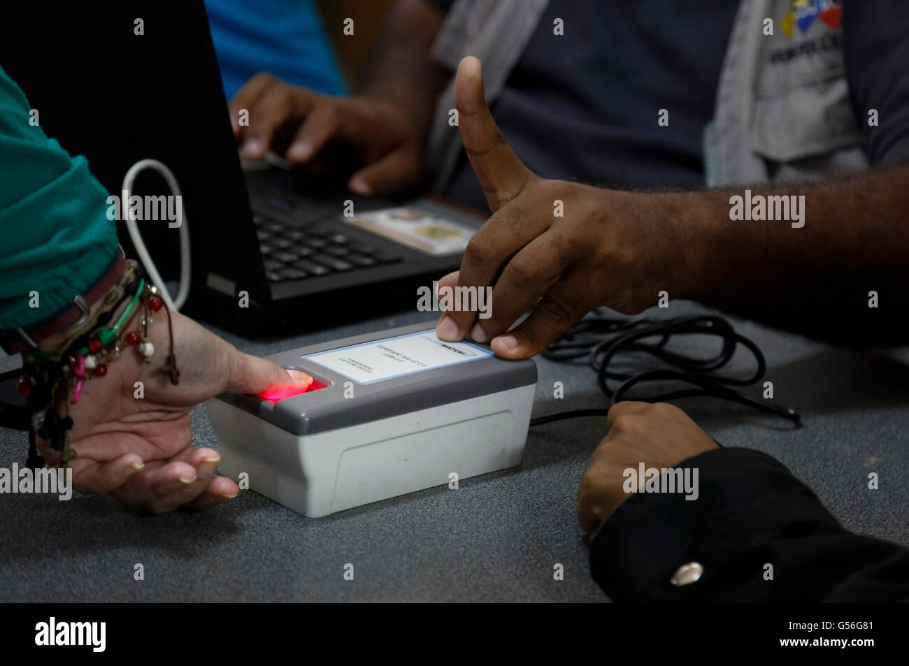 Caracas, Venezuela. Xx Giugno, 2016. Una donna partecipa al processo di convalida della firma come parte della campagna per attivare il referendum di richiamo a Caracas, Venezuela, il 20 giugno 2016. Venezuela del Consiglio Nazionale Elettorale (CNE) ha lanciato lunedì il processo di convalida di 1,352,052 firme su una petizione di tenere un referendum di richiamo sul presidente Nicolas Maduro. © Boris Vergara/Xinhua/Alamy Live News Foto Stock