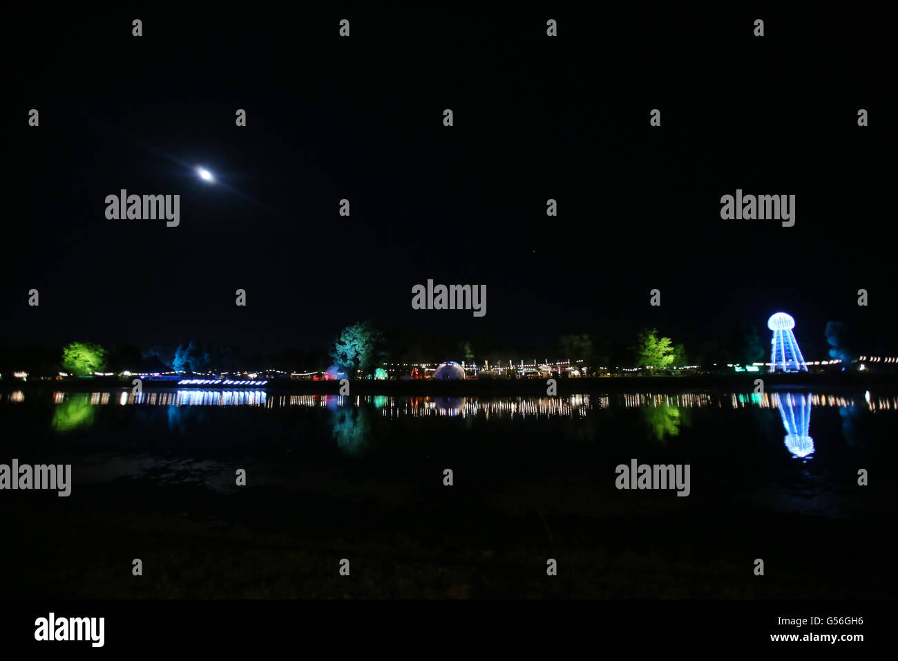 Zagabria, Croazia. Xx Giugno, 2016. : Ambiente e atmosfera il primo giorno durante la notte del XI Festival INmusic situato sul lago Jarun a Zagabria in Croazia. Vista dall'altro lato del lago illuminato Torre Tesla stadio. Tesla stadio della torre sul primo giorno del XI Festival INmusic situato sul lago Jarun a Zagabria in Croazia. Torre di Tesla stadio è un tipo di palco del festival dedicato a rendere omaggio a David Bowie e Nikola Tesla, che operano entro un 100ft tall costruzione replica del originale della Tesla Wardenclyffe tower. La torre di Tesla tappa al Festival INmusic è prima Foto Stock