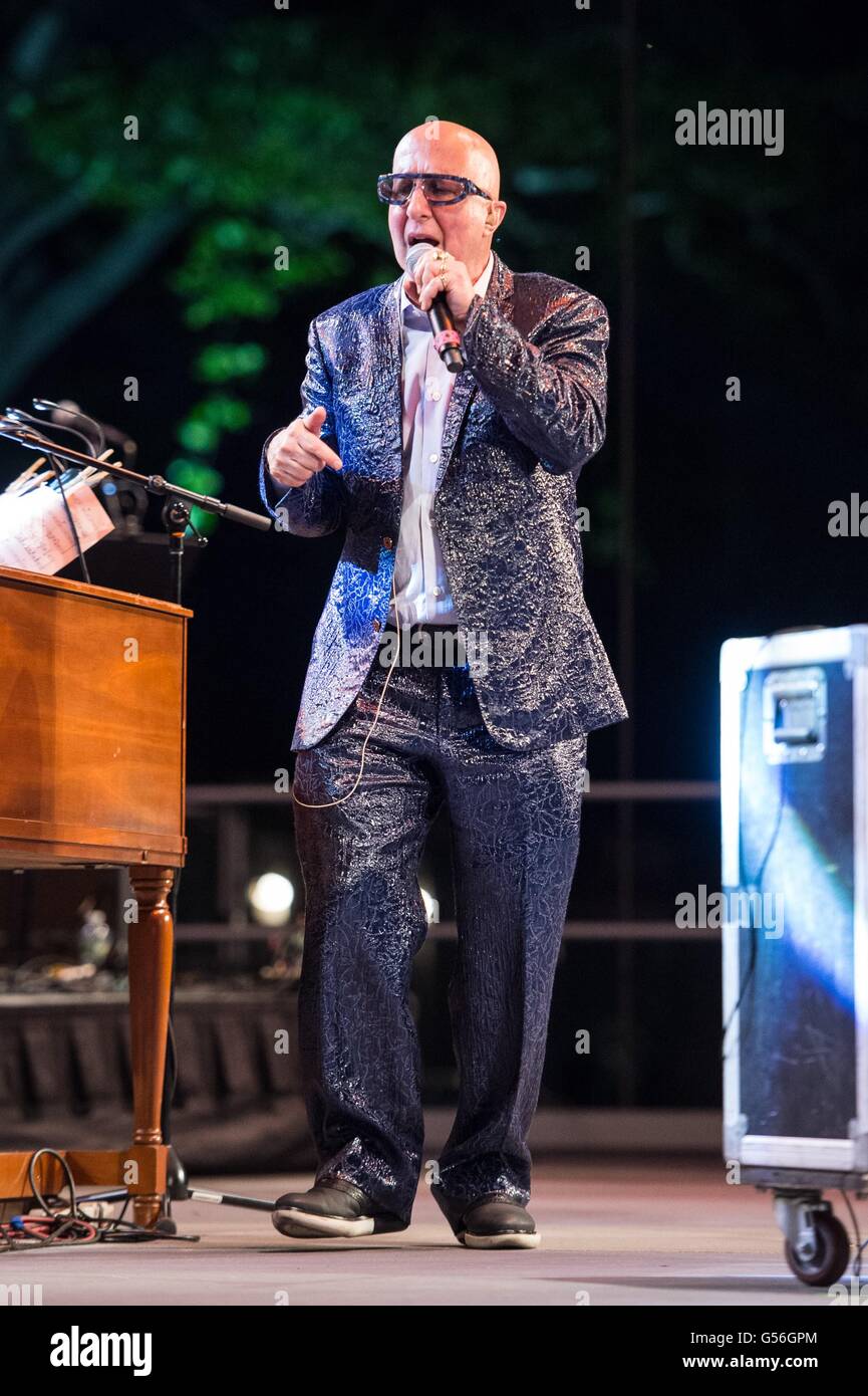 New York, NY, STATI UNITI D'AMERICA. Xx Giugno, 2016. Paul Shaffer sul palco per City Parks Foundation 2016 - Gala Concerto, Rumsey Commemorazione nel Central Park di New York, NY Giugno 20, 2016. Credito: Steven Ferdman/Everett raccolta/Alamy Live News Foto Stock